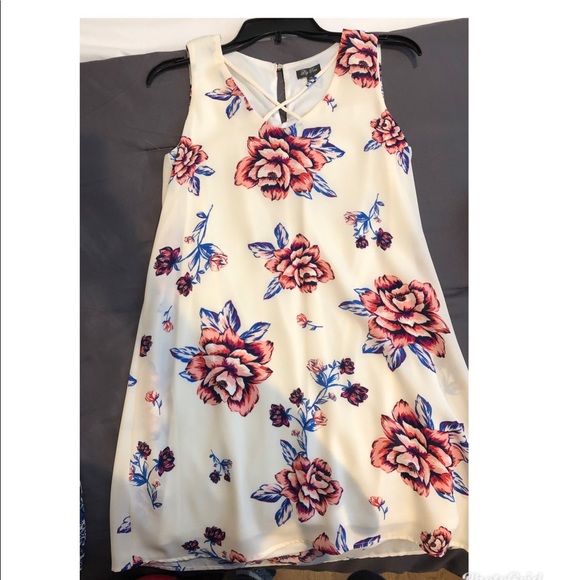Dresses & Skirts - Gorgeous floral dress!!